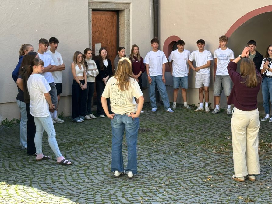 Bei bestem Spätsommerwetter bereiteten sich die Tutoren auf ihre zukünftige Aufgabe vor und durften auch zahlreiche Spiele gleich selbst ausprobieren. Bei bestem Spätsommerwetter bereiteten sich die Tutoren auf ihre zukünftige Aufgabe vor und durften auch zahlreiche Spiele gleich selbst ausprobieren.