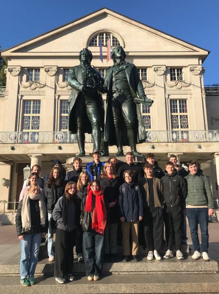 Ein Teil der Q13 vor dem Denkmal der berühmten Dichterfürsten Ein Teil der Q13 vor dem Denkmal der berühmten Dichterfürsten