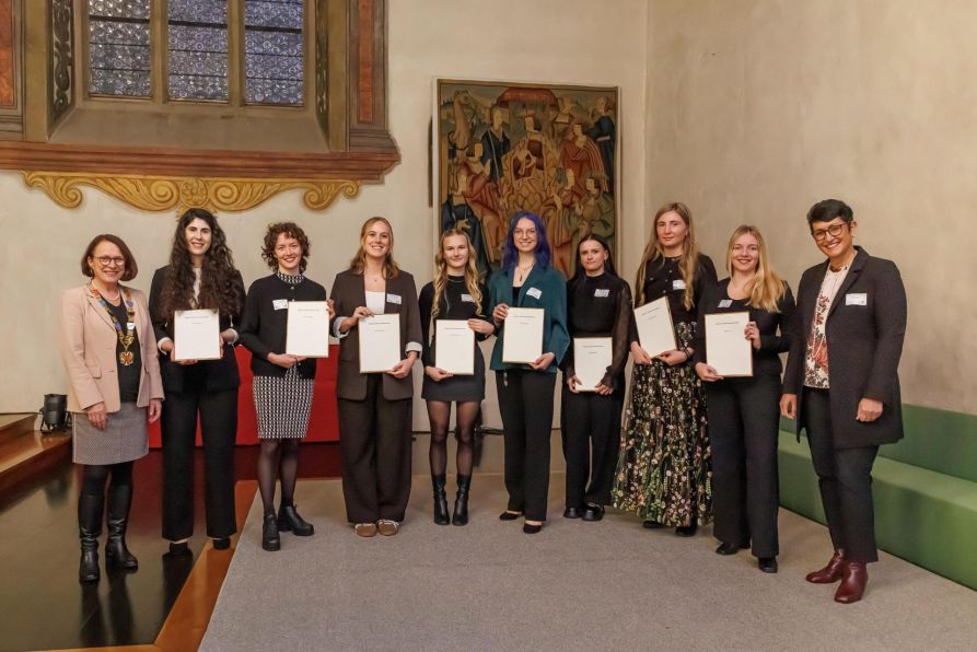 Alesha Heldt (3.v.r.) im Kreis der Stipendiaten und der 1. Bürgermeisterin der Stadt Regensburg, Gertrud Maltz-Schwarzfischer