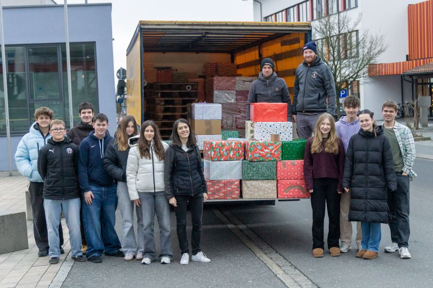 65 Päckchen konnte das Fraunhofer-Gymnasium heuer zusammenstellen! Eine super Leistung!