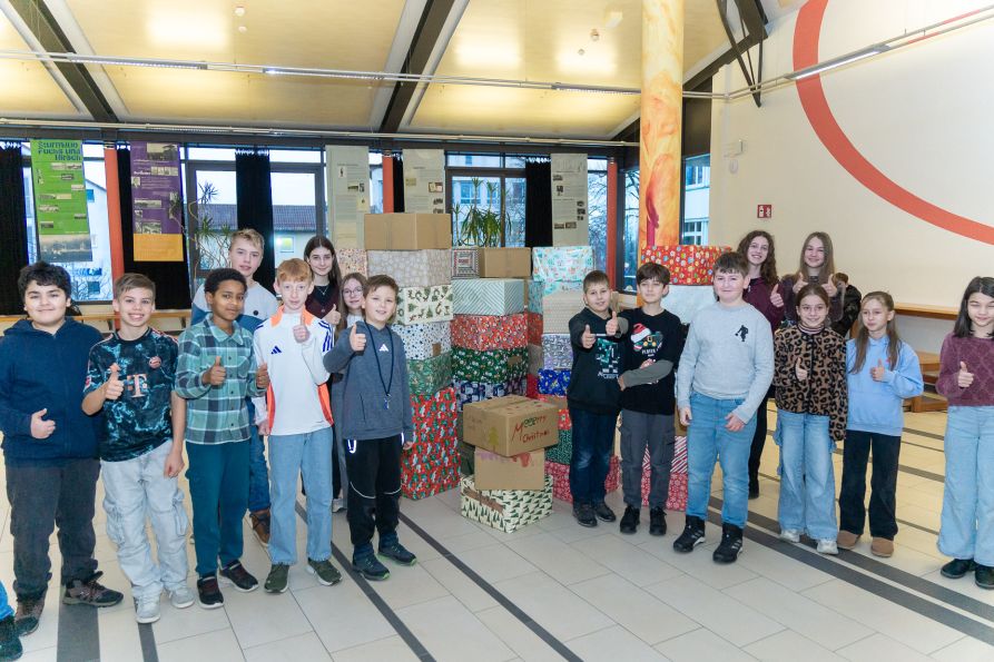 In der Pausenhalle warteten die Schülerinnen und Schüler schon auf die Ankunft des LKWs.
