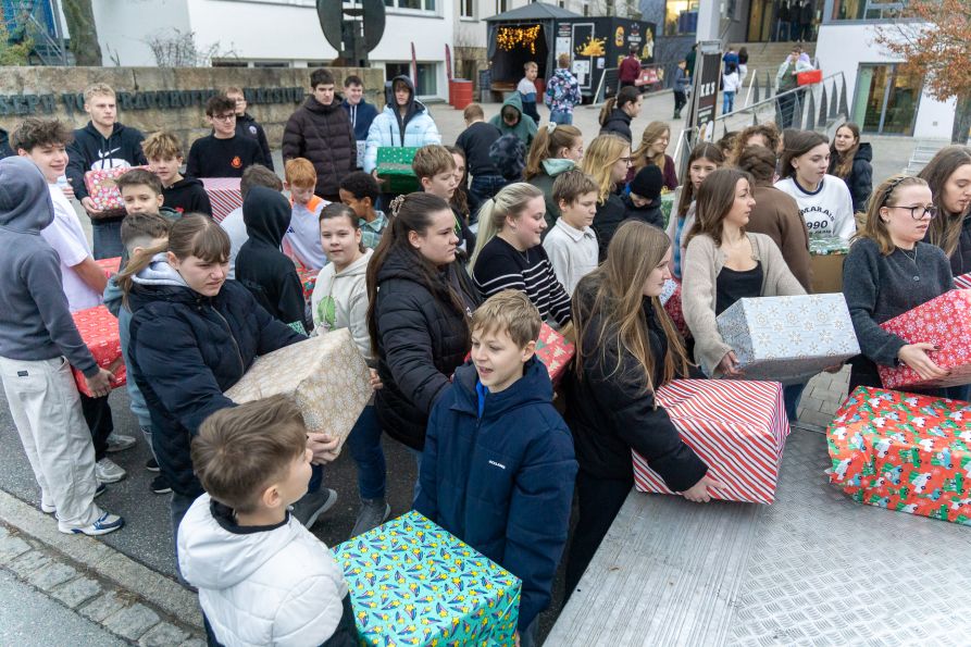 Anschließend ging es ans Einladen der Pakete.