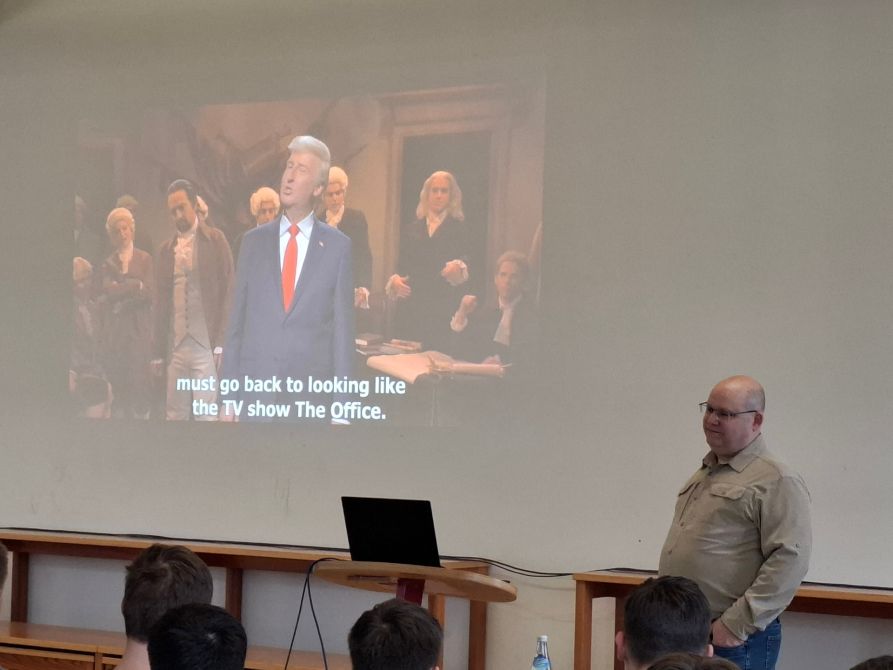 Dr. Hünemörder präsentierte in seinem kurzweiligen Vortrag immer wieder auch Ausschnitte aus Film, Fernsehen und sozialen Medien.