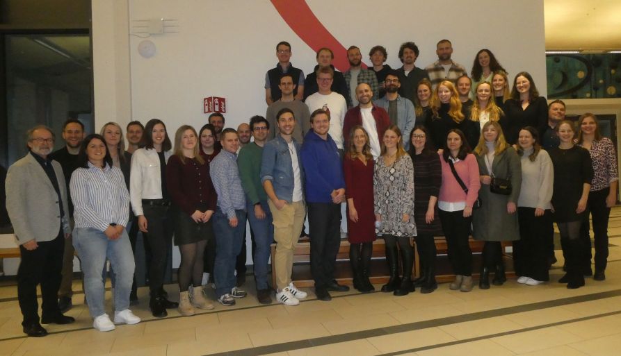 Zu einem Erinnerungsfoto stellten sich Angehörige des Abiturjahrgangs 2010 zusammen mit StD a. D. Christian Nowotny (l.) in der Pausenhalle auf.