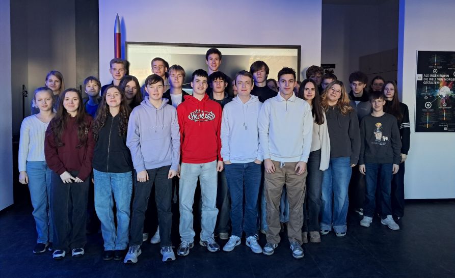 Im Deutschen Zentrum für Luft- und Raumfahrt (DLR) Oberpfaffenhofen erhielten die Schülerinnen und Schüler vom Fraunhofer-Gymnasium spannende Informationen zu den Forschungsschwerpunkten, durften in einer virtuellen Maschine selbst fliegen, konstruierten eigene Raketen und erhielten einen exklusiven Live-Einblick ins Leben auf der ISS.