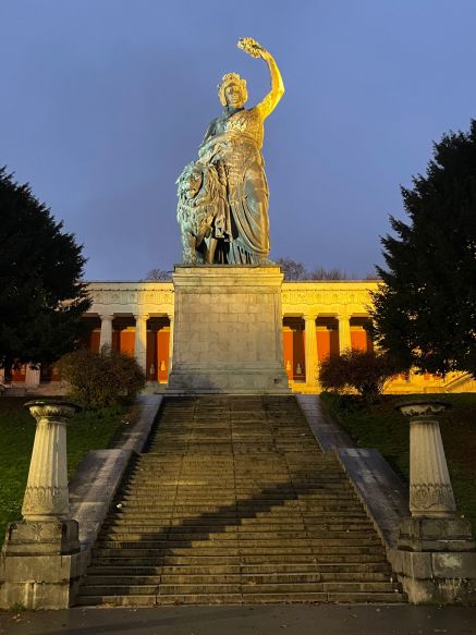 Am Abend ging es an der eindrucksvoll beleuchteten Bavaria vorbei.