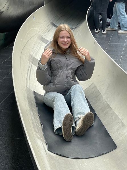 Im Informatik-Gebäude der Technischen Universität München konnten die Fraunhofer-Schülerinnen die Parabel-Rutsche ausprobieren.