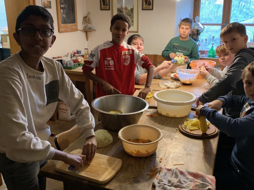 Beim Zubereiten der Kartoffelsuppe