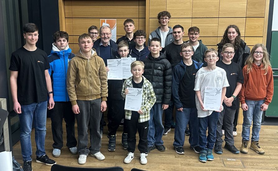 Alle Fraunhofer-Teilnehmer am Wettbewerb „Jugend forscht“ zusammen mit ihrem Leiter StD Robert Wagenbrenner, der den Sonderpreis für engagierte Talentförderer erhielt.