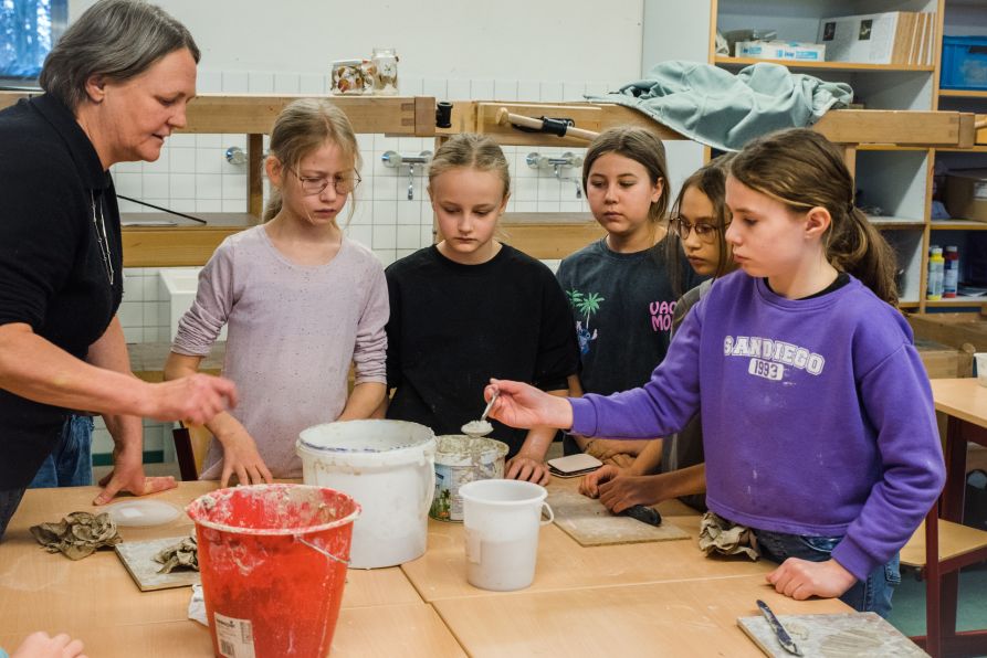 Die Keramikerin und Künstlerin Jennifer Jordan gab den Schülerinnen und Schülern Hilfestellung.