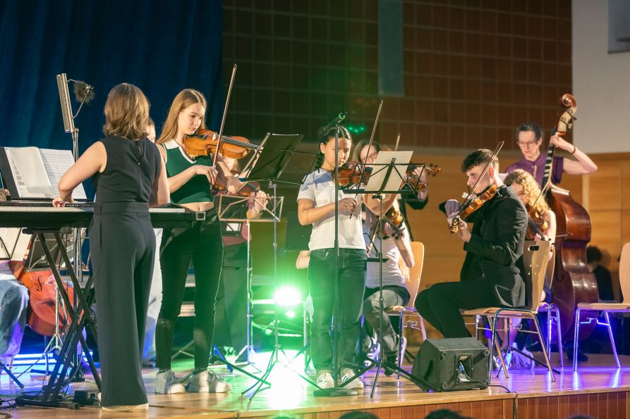 Ronja Krottenthaler und Nina Kaiser überzeugten mit einem wunderbaren Violin-Duett, begleitet vom Schulorchester unter der Leitung von Arkadius Podwika und Susanne Melichar.
