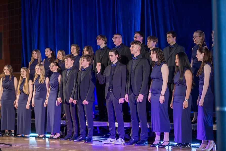 Der Kammerchor unter der Leitung von Andreas Ernst zeigte sein hervorragendes Können mit einer hohen musikalischen Bandbreite. Kein Wunder, dass dieses Ensemble erst kürzlich beim Chorwettbewerb in Prag mit zwei Gold-Auszeichnungen geehrt wurde.
