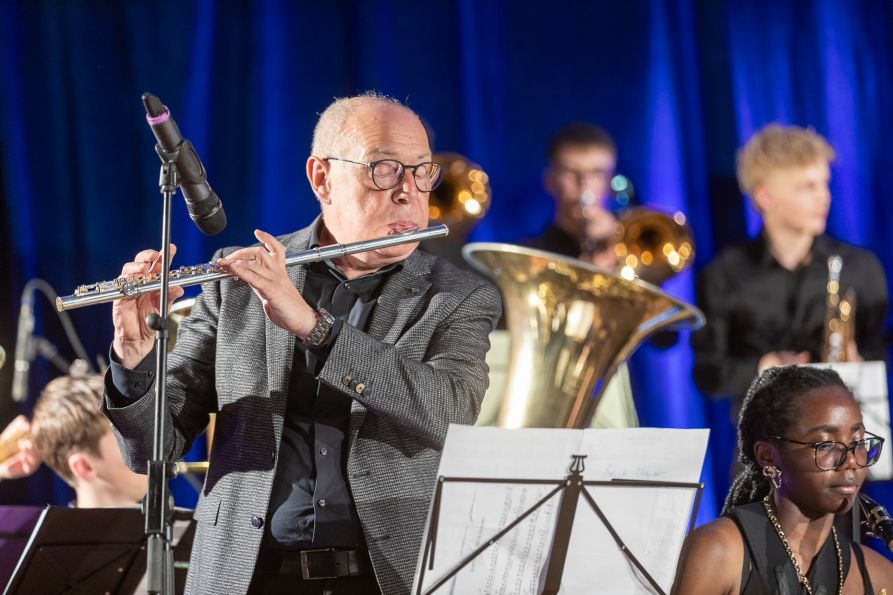 Hubert Bauer bei seinem Flötensolo in „Sunset Meander“ - ein Jazzbandstück, das Raffael Hahn, Schüler der q13, extra für diese Ensemble komponiert und arrangiert hatte.