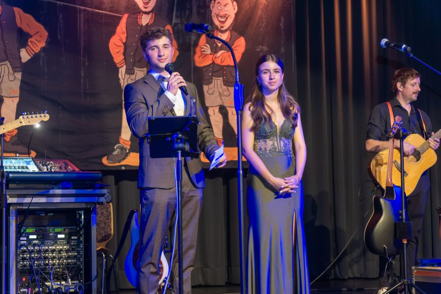 Tim Weichselmann und Julia Schambeck führten das Publikum durch den Abend.