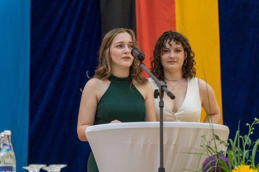 Juli Köhler und Mara Terlouw während ihrer Abiturrede