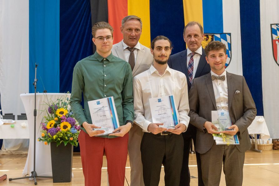 Tim Fuchs, Raffael Hahn und Tim Weichselmann durften sich über die Sonderpreise der Schule freuen. 