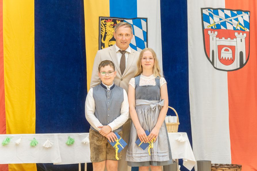 Johanna Vogl und Fabian Guber, Geschwister zweier Abiturienten, überreichten rote Rosen.