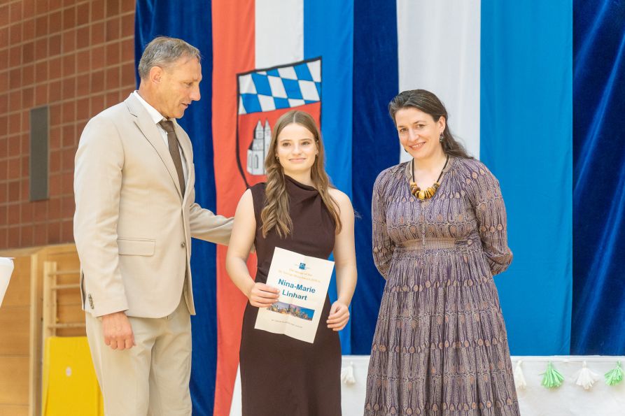 Nina-Marie Linhart durfte von Petra Wahr den Dr. George Wahr-Preis entgegennehmen.