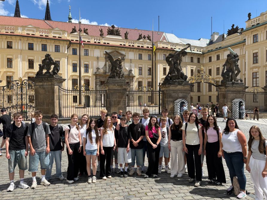 Die Schülerinnen und Schüler des Fraunhofer-Gymnasiums vor der Prager Burg