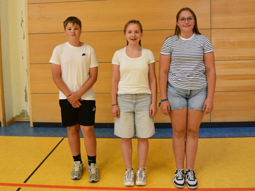 Drei Schülerinnen und Schüler nahmen erfolgreich am Wettbewerb "Experimante antworten" teil.