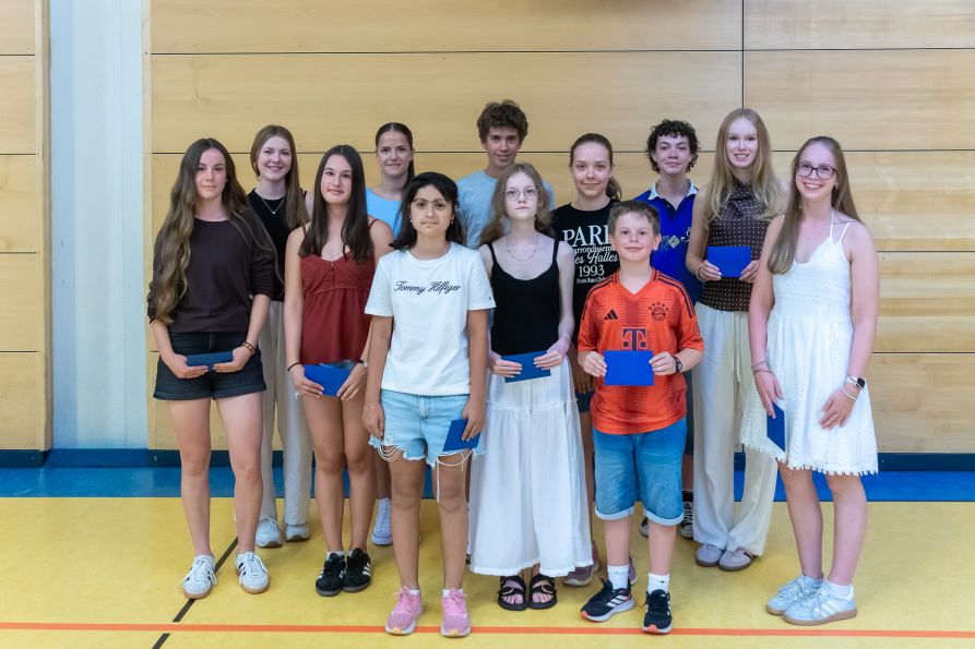 Die Jahrgangsbesten des Joseph-von-Fraunhofer-Gymnasiums:  Jonas Baumgartner (5c) 1,11; Hannah Müller (6c) 1,00, Lena Zollner (7d) 1,00, Paul Bernard (8a) 1,08; Ina Früchtl (9a) und Ben Weichselmann (9b) 1,08; Lena Schegerer (10d) und Amelie Kulzer (10e) 1,06, Jule Klöckner (11a) und Christina Stadler (11d) 1,00; Sophia Kienberger (Q12) 13,71 Punkte = 1,10; Mariam Magomedova (Deutschklasse)