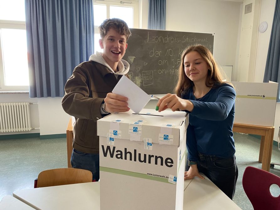 Die Schüler an der Wahlurne