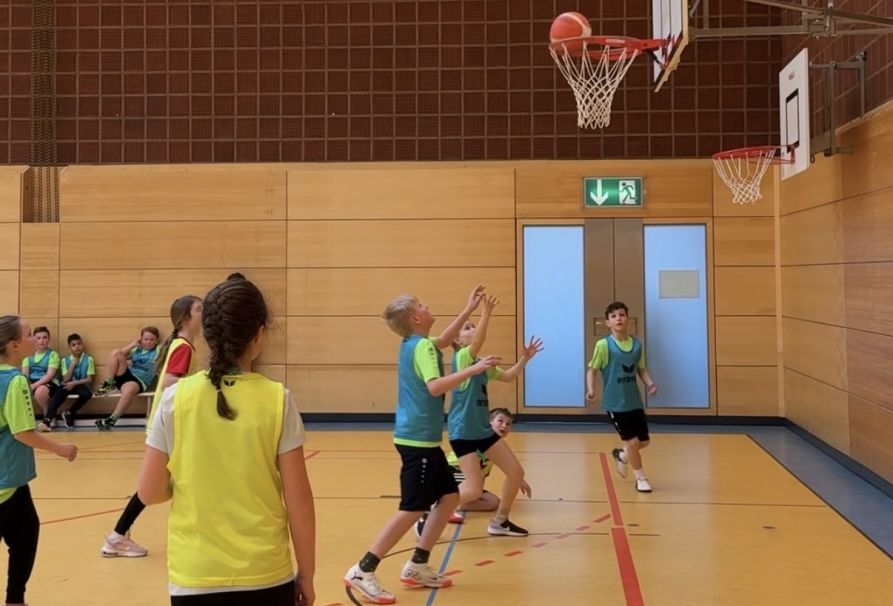 Beim Spielen ging es dann heiß zur Sache und so manche Bälle wurden im Korb versenkt.