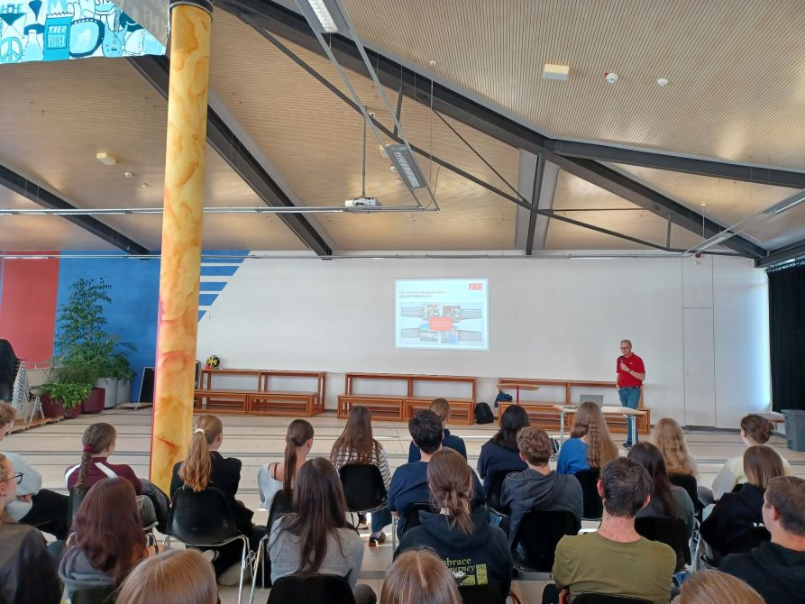 Herr Alexander Trautner im kurzen Plenumsvortrag. Im Anschluss teilten sich die Schülerinnen und Schüler in 6 Gruppen auf und führten die kurzen Projekte durch.