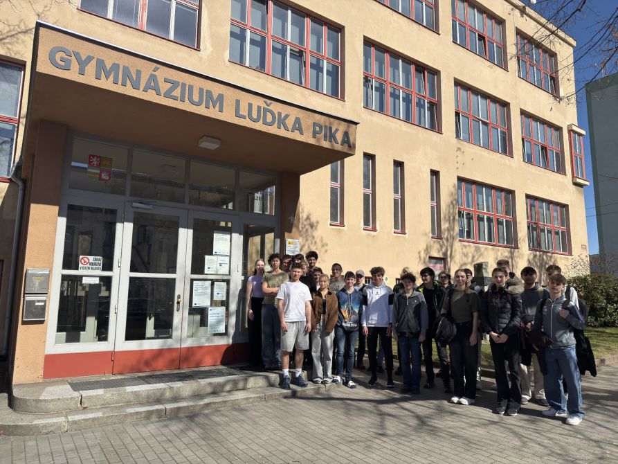 Gemeinsam vor der Partnerschule