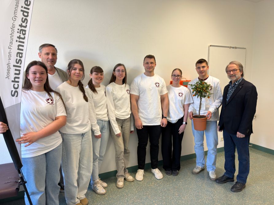 Die Schulsanitäter zusammen mit Schulleiter Uwe Mißlinger und dem Vorsitzenden der Fraunhofer-Freunde, Christian Nowotny