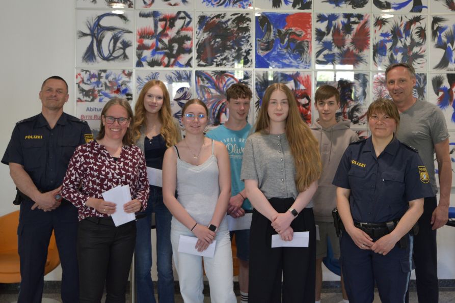 Die besten Schülerlotsen des Fraunhofer-Gymnasiums wurden mit Geschenken der Kreisverkehrswacht geehrt.