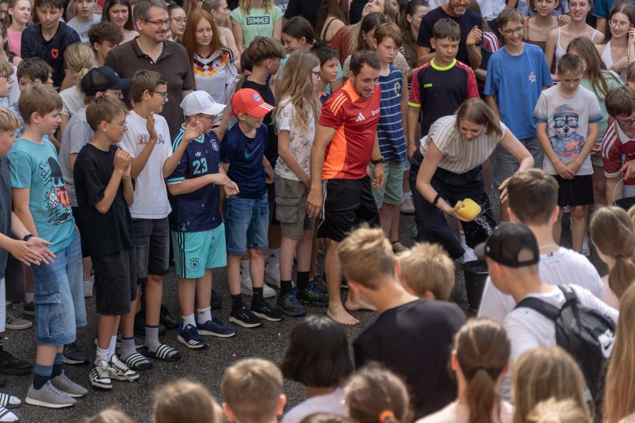 Beim Staffellauf mit Schwämmen hatten die Schüler die Nase vorn.