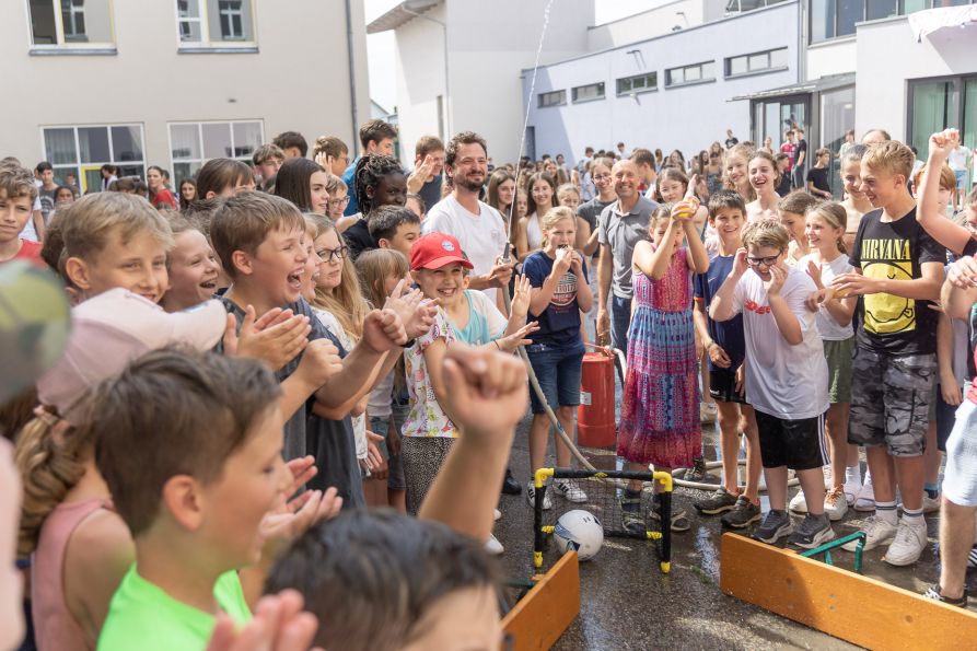 Gemäß dem Motto „Dabei sein ist alles“ hatten die Schüler und Lehrer riesigen Spaß bei den Wasserspielen!