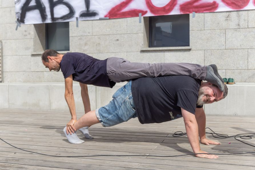 Grazile Figuren gab es beim Lehrer-Yoga zu sehen!