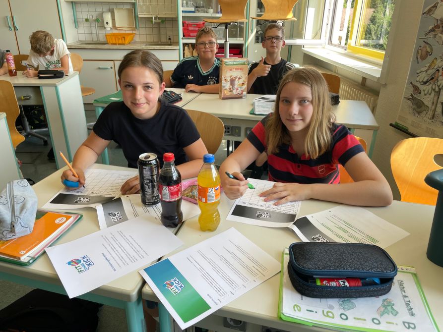 Gemeinsam wurde dann im Klassenzimmer mit den Lebensmitteln geforscht.