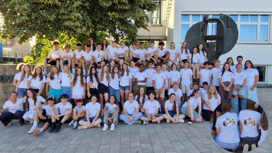 Die deutschen und die französischen Schülerinnen und Schüler vor dem Fraunhofer-Gymnasium