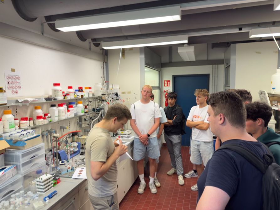 Doktoranden des Chemie-Lehrstuhls stellen den Schülerinnen und Schülern aktuelle Forschungsarbeiten im Chemie-Labor vor.