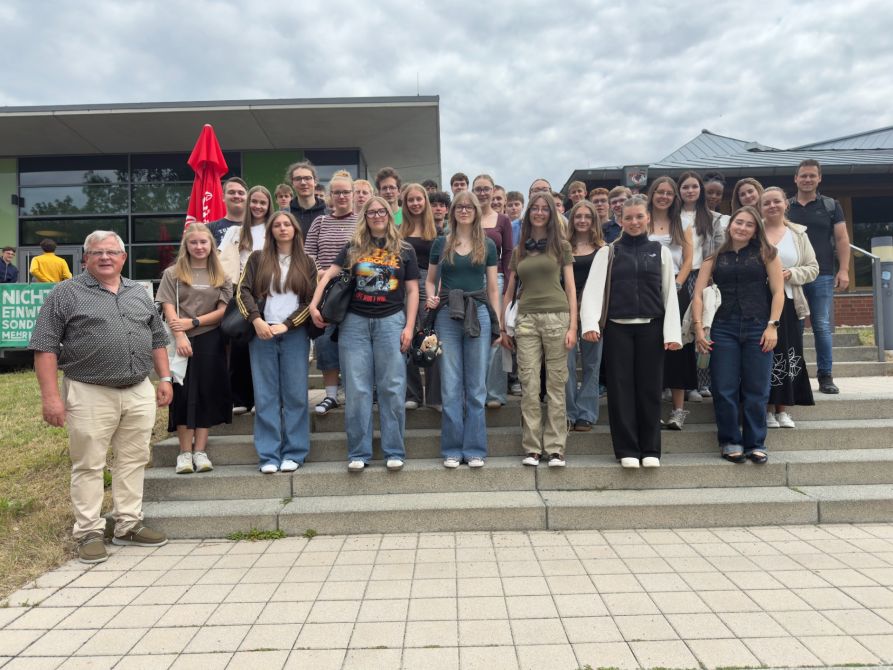 Die Schülerinnen und Schüler der Q12 mit Prof. Breu (links) und den begleitenden Lehrkräften StRin Fabienne Frank (zweite Reihe rechts) und StR Stefan Nass (dritte Reihe rechts)
