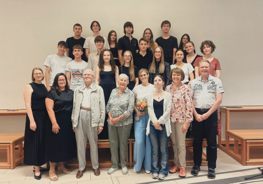 Die Schülerinnen und Schüler zusammen mit ihren Lehrkräften und den Referenten.