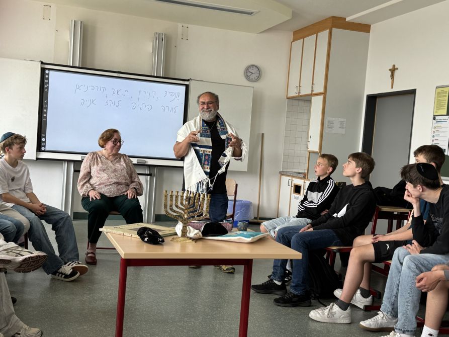 Die Gäste hatten verschiedene religiöse Gegenstände dabei: eine kleine Torarolle, einen „Jad“ als Zeigestab, Kippas und einen Tallit, einen jüdischen Gebetsschal.