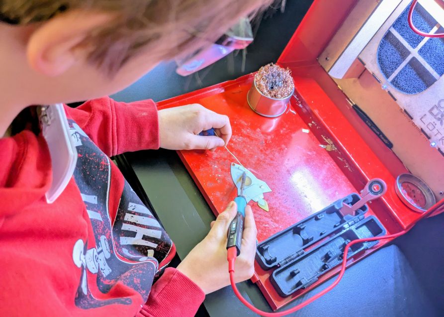 Beim Lötkurs ging es ans genaue Arbeiten.