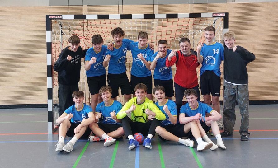 Das Team: Dennis Mulzer (11b), Kilian Haselsteiner (11c), Xaver Bücherl (11c), Simon Schlecht (11c), Lucas Berger (11c), Karl Plötz (11c), Emil Mißlinger (10c), Leo Zollner (10c), Cornel Walenta (10b), Leon Brem (10b), Marius Laubmeier (9d, Betreuer) und Luca Junker (10c, Betreuer)