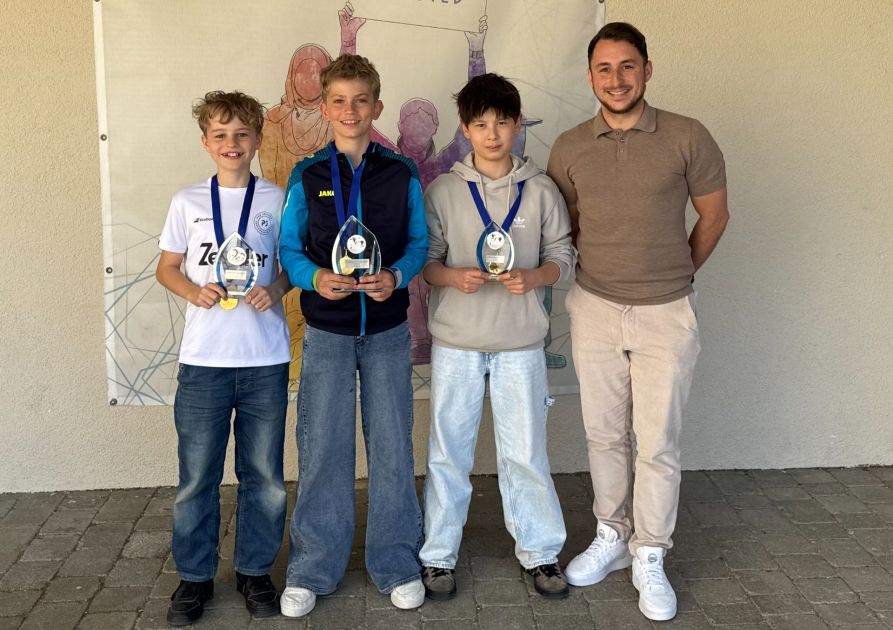 Die Sieger des diesjährigen Tischtennisturniers zusammen mit Max Drexler