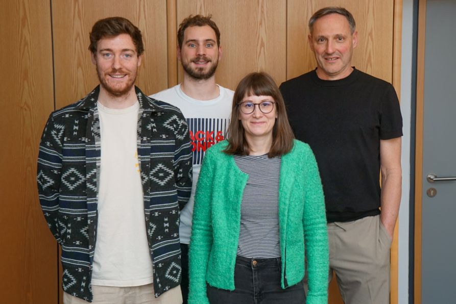 Schulleiter Uwe Mißlinger (rechts hinten) zusammen mit den neuen Lehrkräften (von li.) StR Stefan Pongratz (Deutsch/Sport), StRef Johannes Wittmann (Englisch/Geschichte) und StRefin Andrea Volk (Kunst);