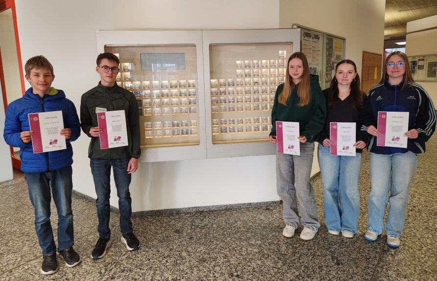 Unsere Schüler vor dem „realen“ Periodensystem des Department Chemie der TU München