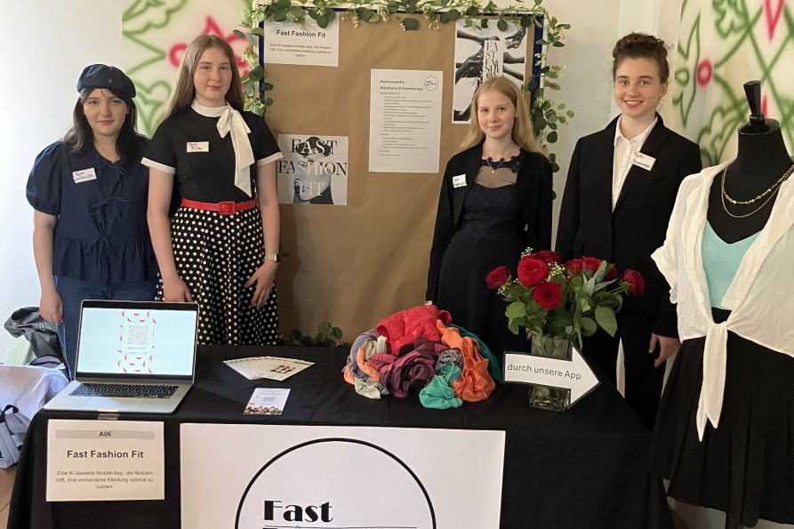 Das Team von Fast Fashion Fit am Messestand (v.l.): Rana Abboud, Leticia Stangl, Anna Prasch und Lena Wistuba