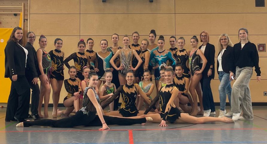 Die Rhythmischen Sportgymnastinnen des Fraunhofer-Gymnasiums konnten in allen drei Wettkampfklassen beim Bezirksfinale brillieren und dürfen nun den Regierungsbezirk Oberpfalz beim Landesfinale vertreten.
