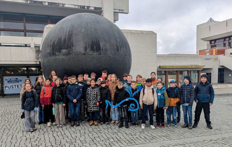 Alle Teilnehmer vor der "Kugel" an der Universität Regensburg