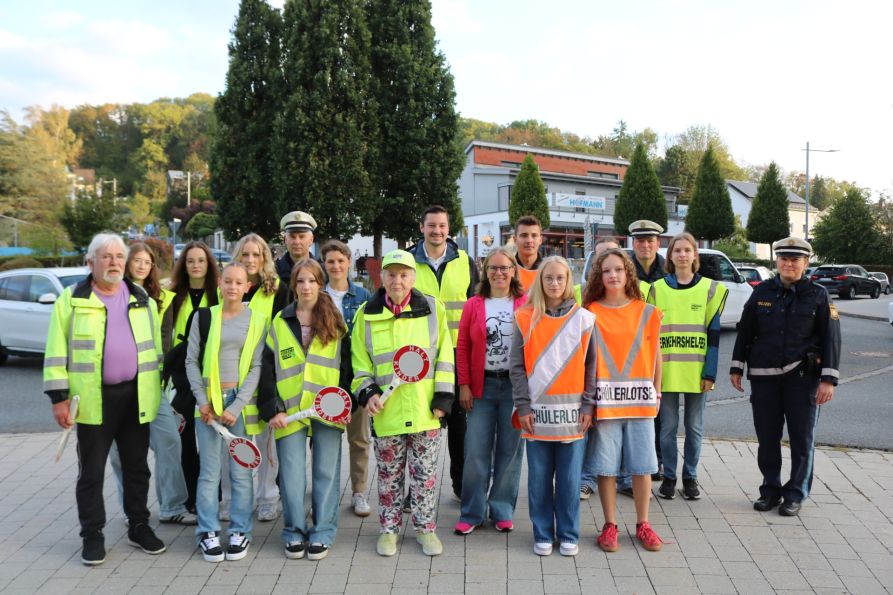 Zusammen mit den Vertretern der Polizeiinspektion Cham bedankte sich Landrat Christian Schindler bei den Schülerlotsen, den Verkehrslehrern und den Schulweghelfern (Foto: Elisabeth Geiling-Plötz).