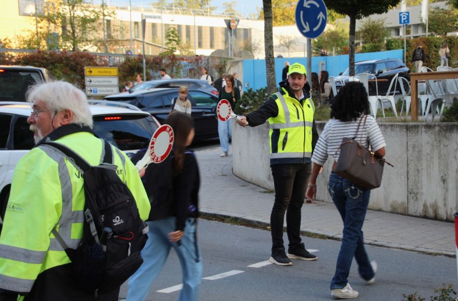 Landrat Christian Schindler sicherte als Schulweghelfer den Übergang am Kreisverkehr am Schulberg während der Rush-Hour (Foto: Ferdinand Schönberger).